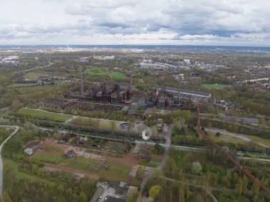Landschaftspark Duisburg 'un kuzey endüstriyel mirası, şehir vahası, dinlenme, dinlenme, dinlenme, spor ve kültür alanlarında uçuşan kuşların göz görüntüsü..