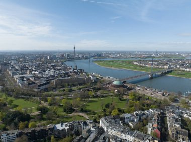 Ren Nehri ve Oberkasiler Brucke de dahil olmak üzere Düsseldorf üzerindeki hava aracı görüntüsü, onların doğal ve mimari özelliklerini yakalıyor..