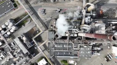 Almanya, Düsseldorf 'taki ikonik tüketici malları fabrikasının bacaları. Kimya fabrikası ve tesisi. Ağır sanayi tesislerinin hava aracı görüntüsü.