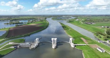 Hollanda 'da hidroelektrik tesisatı, insansız hava aracı görüntüsü. Kuş bakışı.