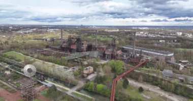 Landschaftspark Duisburg 'un kuzey endüstriyel mirası, şehir vahası, dinlenme, dinlenme, dinlenme, spor ve kültür alanlarında uçuşan kuşların göz görüntüsü..