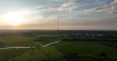 Gerbrandytoren, Zendmast Lopik ve gün batımında Hollanda 'da IJsselstein' da direği olan beton kuleyi kuşların gözünden görebiliyoruz..