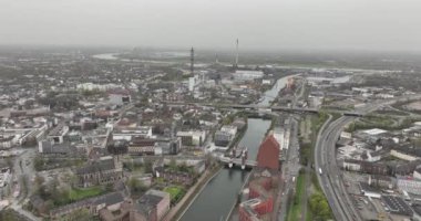 Alman ruhr bölgesindeki Duisburg, Innenhafen şehrinin hava aracı görüntüsü. Şehir silüeti ve şehir genel görünümü. Kuş bakışı.