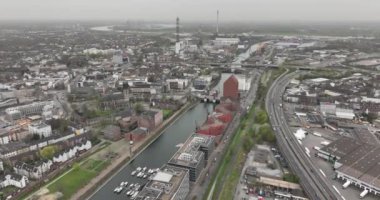 Alman ruhr bölgesindeki Duisburg, Innenhafen şehrinin hava aracı görüntüsü. Şehir silüeti ve şehir genel görünümü. Kuş bakışı.