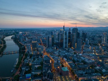 Frankfurt am Main, alacakaranlıkta gökyüzü..