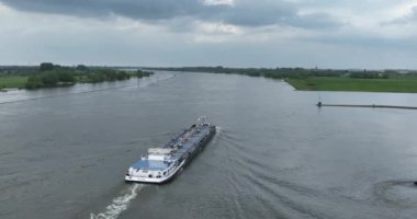 Waal Nehri 'nde hava manzarası, iç kısımlarda motorlu tanker mavna gemisi. Hollanda 'nın Su Yolları.