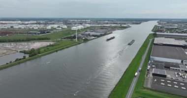 Nakliye gemisi Amsterdam, Hollanda 'daki Kuzey deniz kanalında. Hava görünümü.