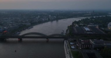 Köln Havalimanı, Kuzey Ren Batısı, Almanya. Kuş bakışı şehir manzarası.