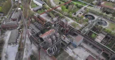 Hava aracı görüntüsü kullanım dışı, Landschaftpark Duisburg 'un kuzeyinde, Almanya' da patlama fırını.