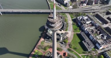 Düsseldorf 'taki şehir manzarası, Almanya' nın Kuzey Ren-Vestfalya eyaleti Ren Nehri üzerinde, Ruhr bölgesinin hemen güneyinde. .