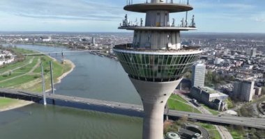 Almanya, Dusseldorf 'un televizyon kulesinde hava aracı görüntüsü.
