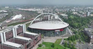 Köln, Kuzey Ren Vestfalyası, Almanya, 9 Mayıs 2024: Lanxess Arena daha önce Köln, Almanya 'da Köln arenası olarak biliniyordu. Hava görünümü.