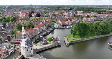 Kuzey Hollanda Hoorn 'daki Hoofdtoren. Hava aracı şehir genel görünümü.