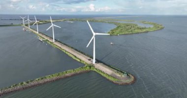 Enkhuizen, Hollanda 'da sürdürülebilir enerji kaynağı rüzgar türbini.