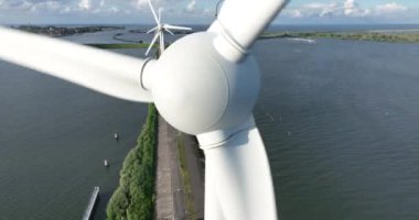 Enkhuizen, Hollanda 'da sürdürülebilir enerji kaynağı rüzgar türbini.