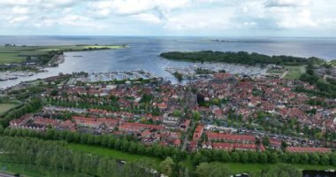 Monnickendam, Hollanda 'da Kuzey Hollanda eyaletinin Gouwzee eyaletinde yer alan bir şehirdir..