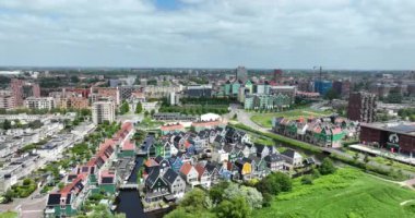 Zaandam, ikonik modern tarihi Hollandalı tarzı evler..