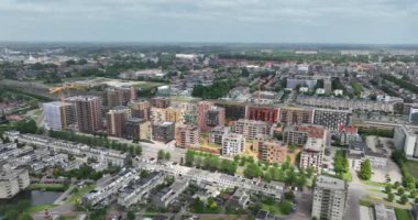 Zaandam, Hollanda. Merkezde yeni, modern, yüksek binalar. Hava aracı görünümü.