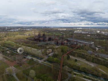 Landschaftspark Duisburg Nord Alman şehri Duisburg 'da bir halk parkı. Kalorifer ocağının kalıntıları. Ruhr bölgesinde eğlence parkı ve eğlence merkezi.