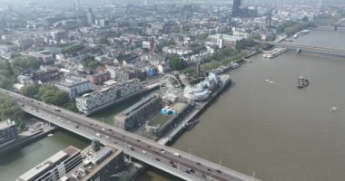 Rheinauhafen 'da dönme dolap, şehir manzarası, altyapı ve Ren nehri. Köln, Almanya