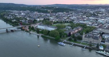 Almanya 'nın Koblenz kentindeki Seçim Sarayı, gün batımında Ren Nehri kıyısında..