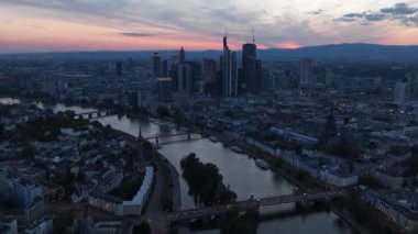 Frankfurt am Main, Almanya 'daki finansal bölge ufuk çizgisinin hava hızındaki düşüşü, şehrin ufuk çizgisini vurguluyor. Kuş bakışı.