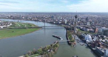 Düsseldorf 'taki şehir manzarası, Almanya' nın Kuzey Ren-Vestfalya eyaleti Ren Nehri üzerinde, Ruhr bölgesinin hemen güneyinde. .