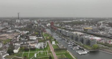 Kuzey Ren Vestfalya 'daki Duisburg' un insansız hava aracı görüntüsü. Yüksek sanayileşmiş ve yoğun nüfuslu Ruhr bölgesinde bir şehir. .