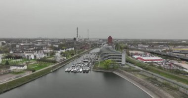 Kuzey Ren Vestfalya 'daki Duisburg' un insansız hava aracı görüntüsü. Yüksek sanayileşmiş ve yoğun nüfuslu Ruhr bölgesinde bir şehir. .
