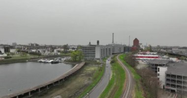 Kuzey Ren Vestfalya 'daki Duisburg' un insansız hava aracı görüntüsü. Yüksek sanayileşmiş ve yoğun nüfuslu Ruhr bölgesinde bir şehir. .