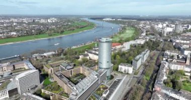 Düsseldorf, Kuzey Ren Vestfalyası, Almanya, 31 Mart 2024: Dolayısıyla, Düsseldorf, Almanya 'daki sigorta şirketi genel merkez binası. Hava görünümü.