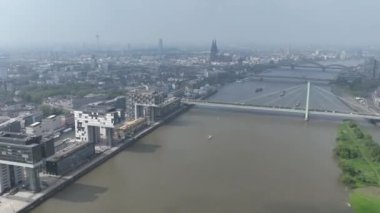 Köln, Almanya, Severins Köprüsü, Rheinauhafen ve Ren Nehri 'nin havadan geçişi. Şehir ve ufuk çizgisi görünümü.