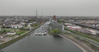 Kuzey Ren Vestfalya 'daki Duisburg' un insansız hava aracı görüntüsü. Yüksek sanayileşmiş ve yoğun nüfuslu Ruhr bölgesinde bir şehir. .