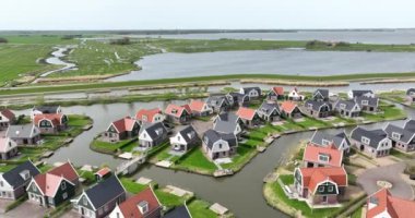 Hollanda 'daki bungalov konutlarında hava aracı görüntüsü. Tatil köyü, deniz tatili ve eğlence..