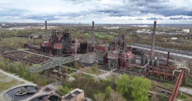 Manzara, Duisburg-Nord 'un eski bir çelik fabrikasından kültür, spor ve eğlence için eğlence alanına dönüşümünü vurguluyor. Kuş bakışı.