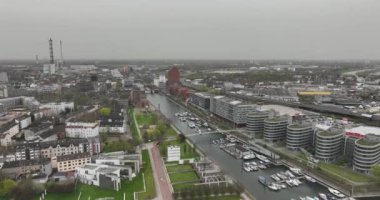 Kuzey Ren Vestfalya 'daki Duisburg' un insansız hava aracı görüntüsü. Yüksek sanayileşmiş ve yoğun nüfuslu Ruhr bölgesinde bir şehir. .