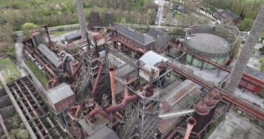 Eski tarihi çelik fabrikası, patlama fırını. Şimdi bir müze ve eğlence parkına dönüştü. Landschaftpark, Duisburg, Almanya.