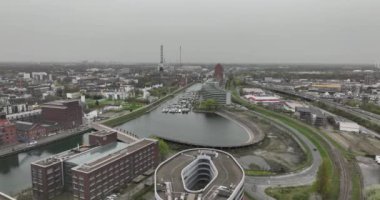 Kuzey Ren Vestfalya 'daki Duisburg' un insansız hava aracı görüntüsü. Yüksek sanayileşmiş ve yoğun nüfuslu Ruhr bölgesinde bir şehir. .