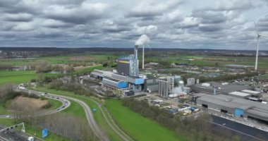Duiven, Gelderland, Hollanda, 29 Mart 2024: Ev atığı ve ticari atık. Üç büyük fırında yanmış. Atık yakma ve termal dönüşüm kurulumu. Yanan kağıt hamuru ve