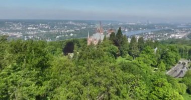 Schloss Drachenburg ya da Drachenburg Şatosu 19. yüzyılın sonlarında inşa edilmiş özel bir villa. Konigswinter, Kuzey Ren Vestfalya, Almanya.