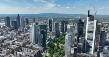 Frankfurt am Main, Hessen, Almanya, 9 Mayıs 2024: Frankfurt am Main, Almanya gökdelenleri. Finans bölgesi, ofis binaları.