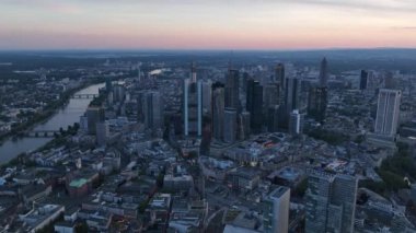 Frankfurt am Main, Almanya, gece şehir manzaralı gökdelenler, ufuk çizgisi ve hava zaman atlaması üzerine odaklı.