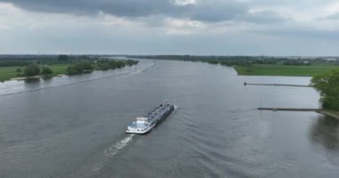 Waal Nehri 'nde hava manzarası, iç kısımlarda motorlu tanker mavna gemisi..