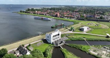 Pompalama istasyonu Lely elektrik yüklü pompalama. Medemblik, Hollanda.