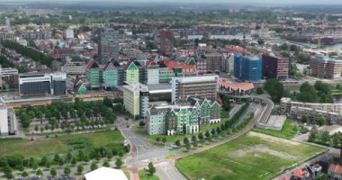 Zaandam belediye binasının ve merkez istasyonunun hava aracı görüntüsü. Modern yapı Tipik tarihi eskimiş Hollandalı evleri.