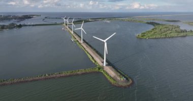 Rüzgar çiftliği Enkhuizen, rüzgar türbinleri sürdürülebilir elektrik üretiyor. Hava görünümü.