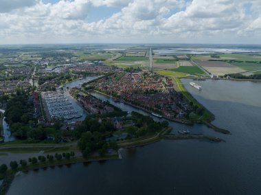 Medemblik, Hollanda. Liman girişi ve şehir genel görünümü.