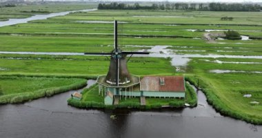 Het Prinsenhof Westzaan, Hollanda 'nın tarihi yel değirmeni.