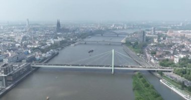 Köln, Almanya şehir manzarası Ren 'den şehrin üzerine.
