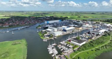 Makkum, Friesland, Hollanda, 5 Haziran 2024: Ticari endüstriyel liman Makkum, Friesland, Hollanda.